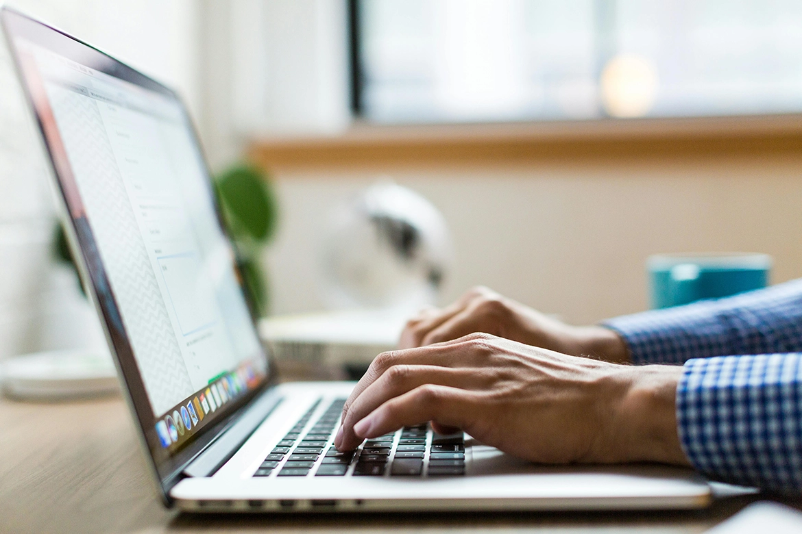 B2D - E-mail marketing, laptopon levelet író férfi kezek egy íróasztalon