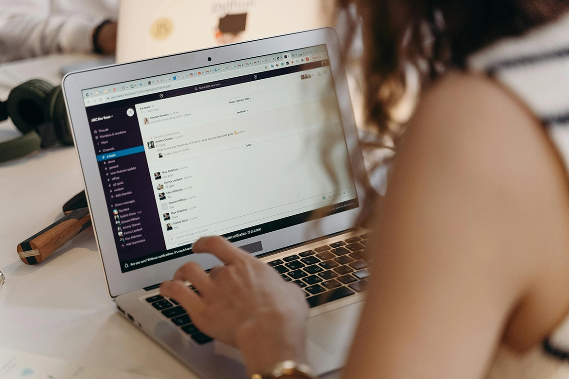 B2D - E-mail marketing, egy laptopon levelet író nő, aki Gmail levelező programot használ