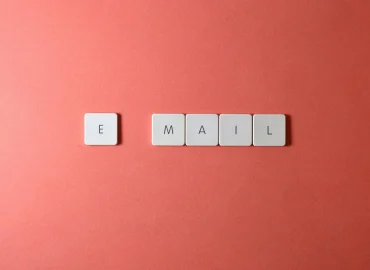 B2D - E-mail marketing, az e-mail szó kirakva szókirakós játékból