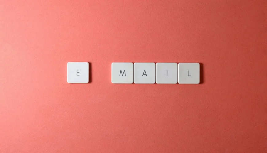 B2D - E-mail marketing, az e-mail szó kirakva szókirakós játékból