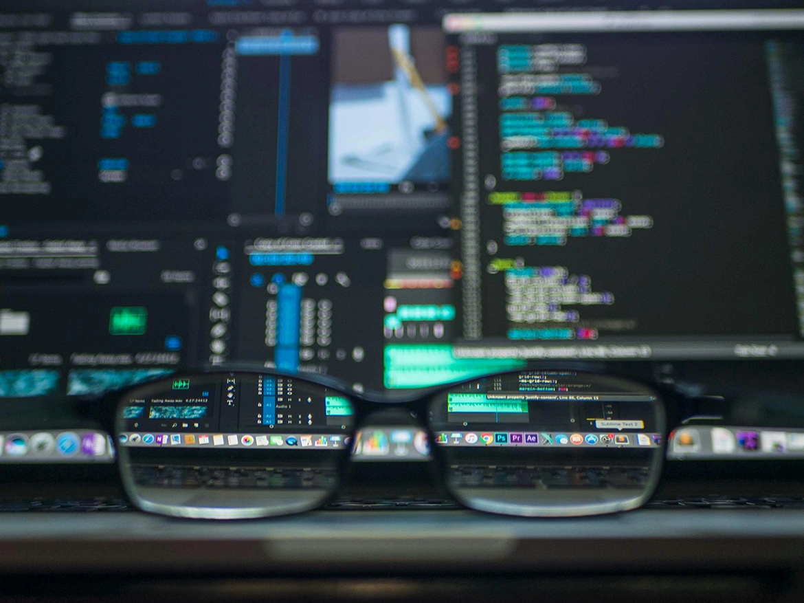 B2D - Weboldal struktúra, egy monitor, ami a weboldal forráskódját mutatja, előtte egy szemüveggel