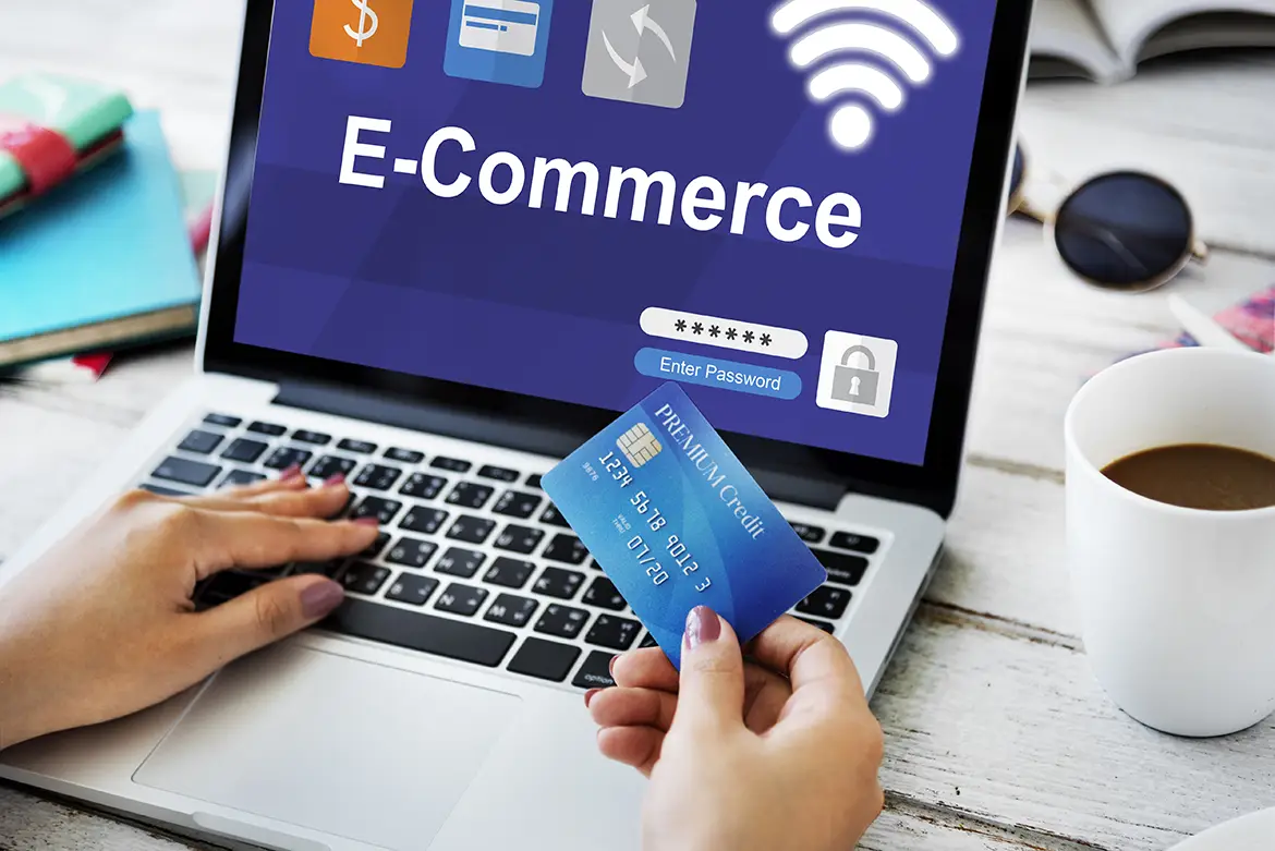 Miért érdemes szakértőket megbízni az online hirdetések kezelésével? E-commerce a monitoron bankkártyás fizetéssel